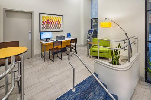 Télévision ou salle de divertissement dans l'établissement Holiday Inn Express & Suites - Atlanta Downtown by IHG