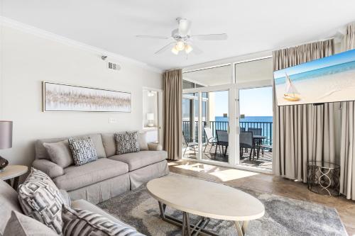 un salon avec un canapé et une table dans l'établissement Jade East Towers 0940 by Newman-Dailey, à Destin