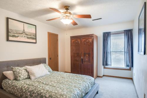 um quarto com uma cama e uma ventoinha de tecto em Welcoming Condo in Davenport Central Location! em Davenport