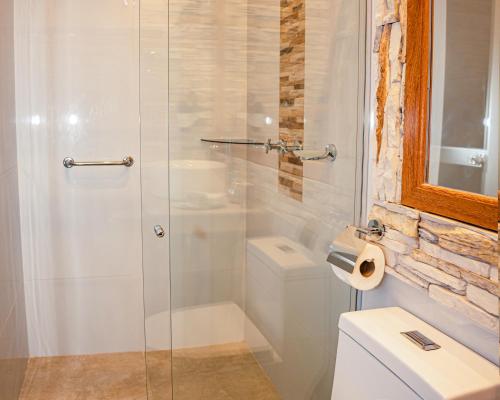 a bathroom with a glass shower with a toilet at Residencial Tarapoto View in Tarapoto