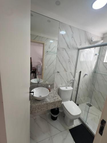 La salle de bains est pourvue de toilettes, d'un lavabo et d'une douche. dans l'établissement ECOSURF, à Cabo Frio