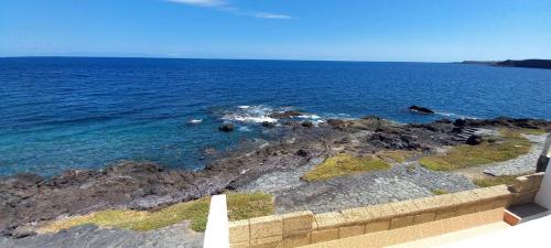 una pared con vistas al océano en PlayaLasRicas en Las Eras