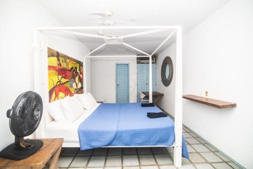 um quarto com uma cama e uma ventoinha de tecto em Bellevie Experience em Cascavel
