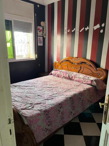 een bed met een houten frame in een kamer bij Azrou ifrane in Azrou