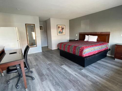 En eller flere senger på et rom på CoachLight Motel