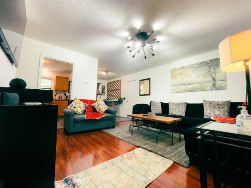 uma sala de estar com um sofá e uma mesa em Escape Pine Forest- Getaway Experience em Summerville