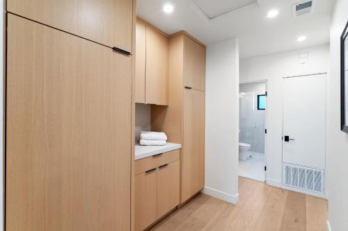 ein Badezimmer mit Holzschränken und einem WC in der Unterkunft Dazzling Modern Home Close to Downtown Palo Alto and Stanford in Menlo Park