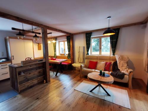 ein Wohnzimmer mit einem Sofa und einem Tisch in der Unterkunft ALMNEST - LACHTAL in Lachtal