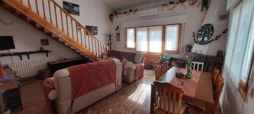 uma sala de estar com um sofá e uma mesa em La lechuza blanca em Casavieja
