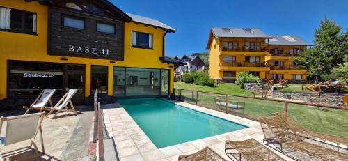 a swimming pool in front of a building at Complejo Base 41 in San Carlos de Bariloche