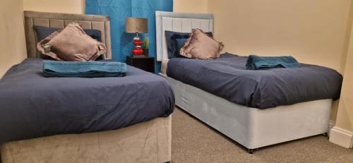dwa łóżka siedzące obok siebie w sypialni w obiekcie Central Southampton Apartment Ocean Village w Southampton
