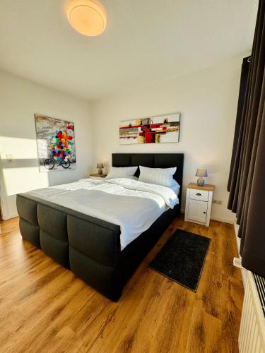a bedroom with a large bed in a room at Schicke Wohnung im grünen Hinterhof in Schwerin