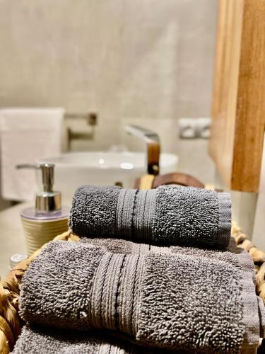three towels sitting on a basket in a bathroom at Le Patio in Lomé