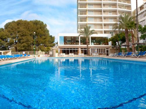
a swimming pool with a large swimming pool in the middle of it at Hotel Servigroup Torre Dorada in Benidorm
