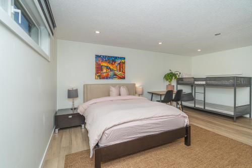 una camera da letto con un letto e un dipinto sul muro di Central Edmonton Family Friendly Home a Edmonton