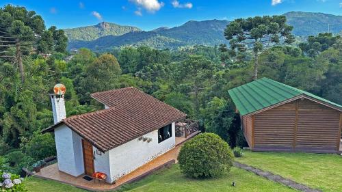 Pemandangan gunung umum atau pemandangan gunung yang diambil dari rumah tamu ini