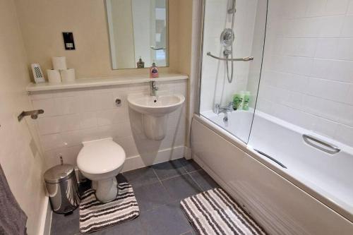 e bagno con servizi igienici, lavandino e doccia. di 2 Bedroom Apartment Central Birmingham City Centre ( Parking ) a Birmingham