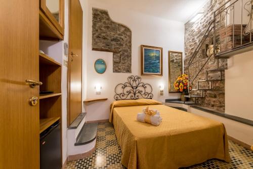 a hotel room with a bed in a room at The Vernazza Main Plaza - Rooms & Apartment in Vernazza
