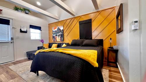 - une chambre avec un grand lit et une couverture jaune dans l'établissement Sand Hollow Home Extended Vacation Stay, à Hurricane