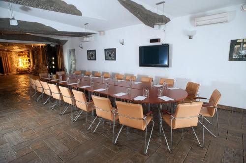 einen Konferenzraum mit einem langen Tisch und Stühlen in der Unterkunft Hotel Sutoris in Salzberg