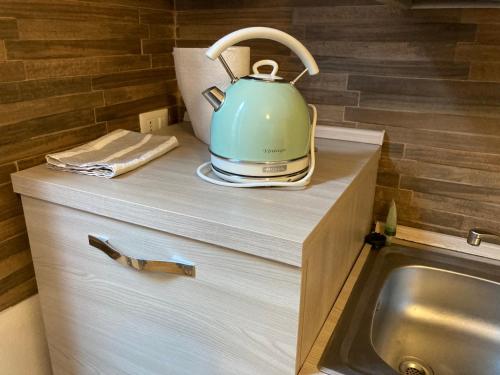 a tea kettle sitting on a counter next to a sink at Casa Luna tra Como e Milano in Saronno