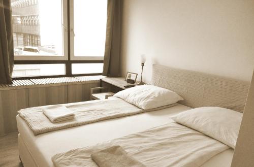 two beds in a room with a window at Sroom 118 and 119 in Center in Reutlingen