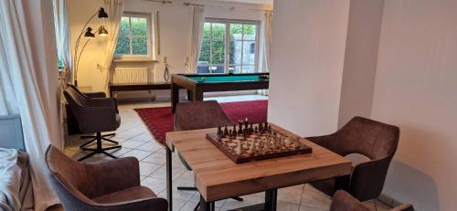 Ferienhaus Weilheim mit Garten Spiel und Spass في فايلهايم إن أوبربايرن: غرفة معيشة مع طاولة وطاولة بلياردو