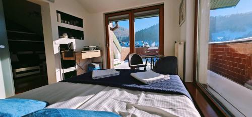 1 dormitorio con 1 cama y vistas a la montaña en MOARI pokoje gościnne, en Szczyrk