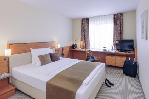 Postel nebo postele na pokoji v ubytování Mercure Hotel Mannheim am Rathaus