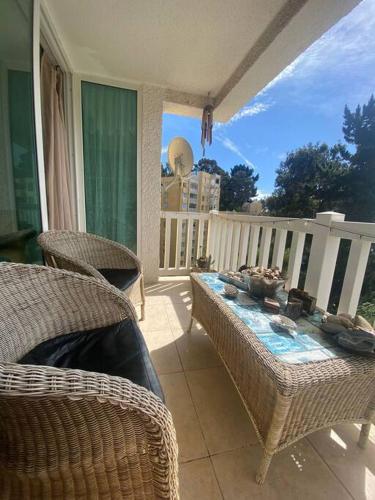 a patio with a table and chairs on a balcony at Condominio Bahia Pelicanos - Horcon in Puchuncaví
