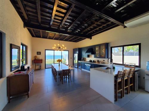 Una gran cocina con mesa y comedor. en CASA ROMA Hotel Boutique, en El Tamarindo