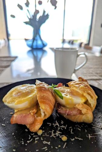 un plato de comida con pastas en una mesa en CASA ROMA Hotel Boutique, en El Tamarindo