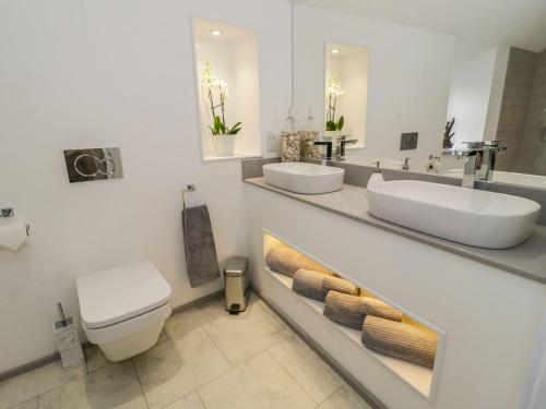 a bathroom with two sinks and a toilet at 9 Chapel Street in Conwy