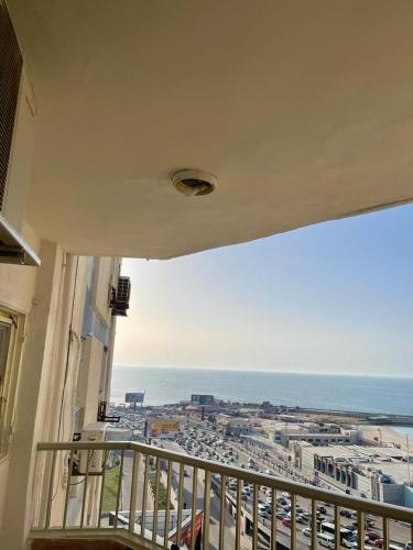 Een algemene foto of uitzicht op zee vanuit het appartement