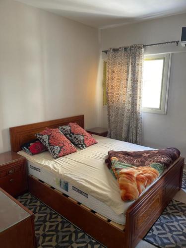 Een bed of bedden in een kamer bij City square apartment sea view