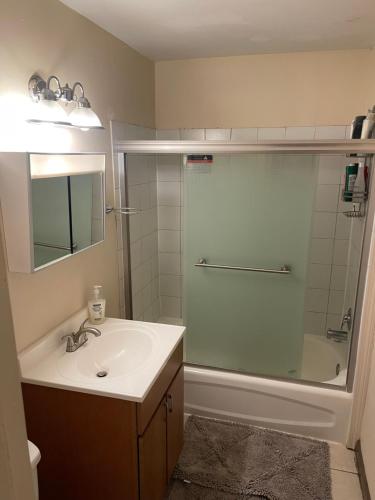bagno con lavandino, doccia e lavandino di Feel at home away from home a East Hartford