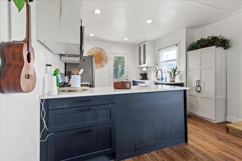 Η κουζίνα ή μικρή κουζίνα στο NEW Beautiful BOHO Home by Beach, Downtown + Shops