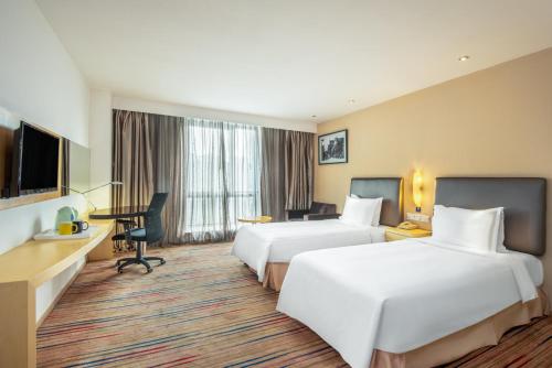 um quarto de hotel com duas camas e uma secretária em Holiday Inn Express Changzhou Centre, an IHG Hotel em Changzhou