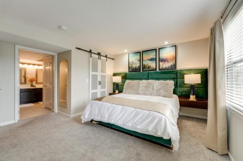 1 dormitorio con 1 cama grande y cabecero verde en Family-Friendly Branson Condo with Community Pools!, en Branson