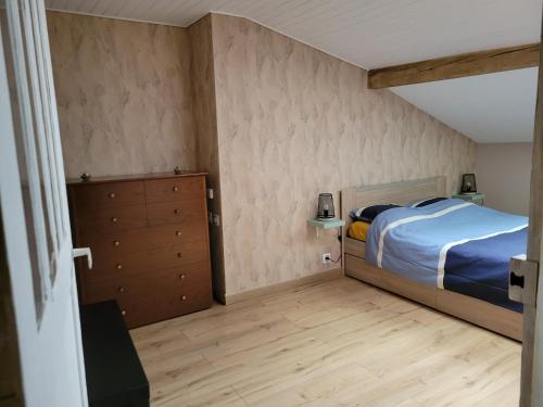 um quarto com uma cama e uma cómoda em Maison de ville Angoulêmoise em Angoulême