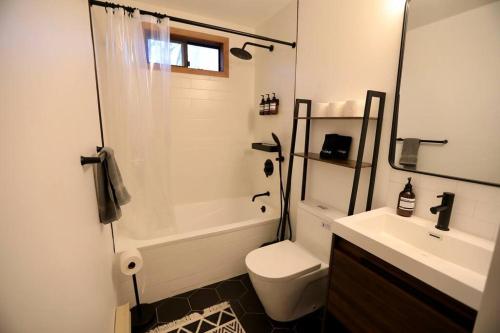 Ванная комната в Cozy mountain house at Poconos