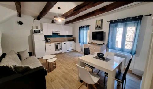un salon avec un canapé et une table dans l'établissement Charmant appartement de village rénové, à Gorbio