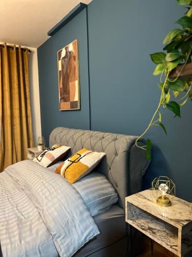a living room with a couch and a table at LP Premium Studio in Niš
