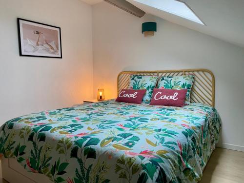 een slaapkamer met een bed met een kleurrijk dekbed bij le Seize B in Épernay