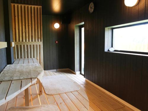 中標津町にあるHOTEL KUTEKUN - Vacation STAY 31436vのウッドフロアの客室で、窓とベンチが備わります。