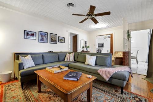 sala de estar con sofá y mesa en North Park - A Birdy Vacation Rental en San Antonio