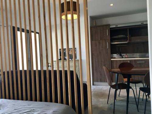 une chambre avec un lit, une table et des chaises dans l'établissement Grand Studio moderne tout confort, à Porto-Vecchio