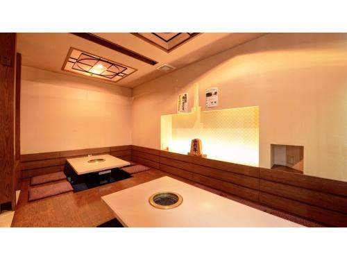 Tendo Grand Hotel Maizuruso - Vacation STAY 36011v في تيندو: غرفة انتظار مع حوض وطاولة