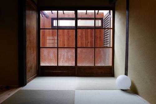 Habitación vacía con ventana grande y silla en Honmachi Shin North - Vacation STAY 37152v en Kyoto