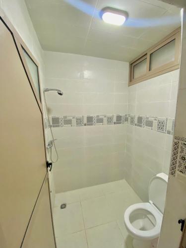 a bathroom with a shower and a toilet at Apartement au Bord de la Mer TOURMA in Taghazout